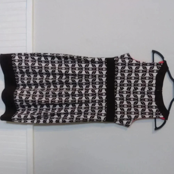 London Times Print Sleevelesss Shift Dress - Picture 4 of 5